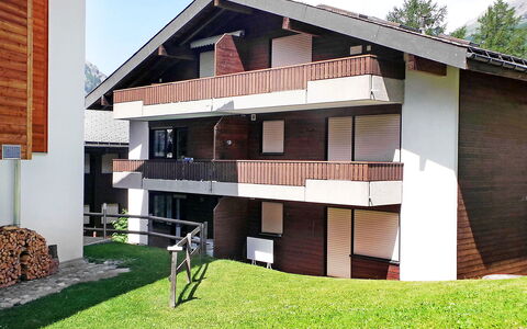 Luchre: Bâtiment, Propriété, Plante, Fenêtre, Ciel, Arbre, Lot Terre, Bois, Design Urbain, Herbe