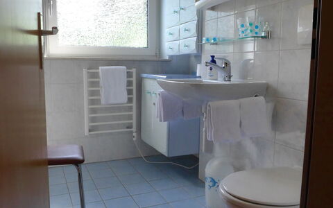 Luchre: Salle De Bains, Pièce, Propriété, Tuile, Luminaire Plomberie, Sol, Toilette, Architecture, Design Intérieur, Évier
