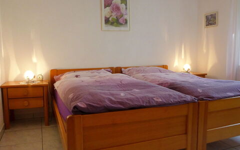 Luchre: Chambre, Lit, Meubles, Matelas, Pièce, Drap De Lit, Cadre De Lit, Propriété, Sol, Literie