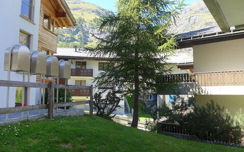 Luchre: Propriété, Maison, Arbre, Bâtiment, Architecture, Immobilier, Domicile, Zone Résidentielle, Herbe, Pièce