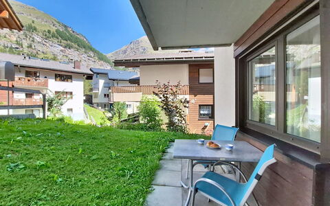 Luchre: Balcon, Cour, Chaise, Cour, Village De Montagne, Plante D'Appartement, Arrière-Cour