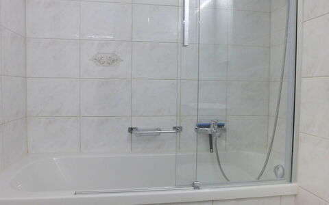 Zermatt 4: Luminaire Plomberie, Propriété, Baignoire, Robinet, Salle De Bains, Douche, Rectangle, Tete De Douche, Plomberie