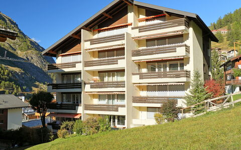 Zermatt 400: Plante, Ciel, Bâtiment, Fenêtre, Arbre, Montagne, Maison, Quartier, Zone Résidentielle, Pente