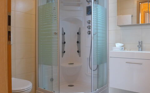 Viktoria B: Salle De Bains, Pièce, Propriété, Tuile, Luminaire Plomberie, Douche, Porte De Douche, Porte, Sol, Accessoire Salle De Bain
