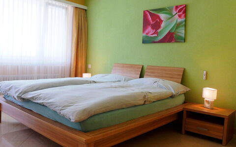 Viktoria B: Chambre, Lit, Meubles, Matelas, Drap De Lit, Pièce, Propriété, Cadre De Lit, Mur, Sol