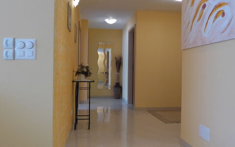 Viktoria B: Pièce, Sol, Propriété, Mur, Bâtiment, Design Intérieur, Plafond, Sol, Architecture, Plâtre