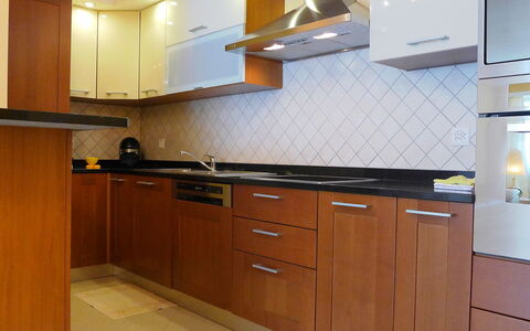 Viktoria B: Comptoir, Cabinetry, Cuisine, Pièce, Meubles, Propriété, Design Intérieur, Placard, Sol, Cuisinière