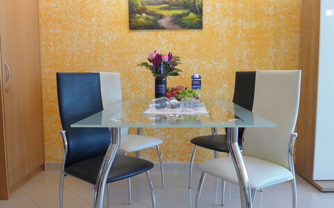 Viktoria B: Pièce, Salle À Manger, Meubles, Table, Propriété, Jaune, Design Intérieur, Chaise, Table Cuisine Et Salle A Manger, Immobilier