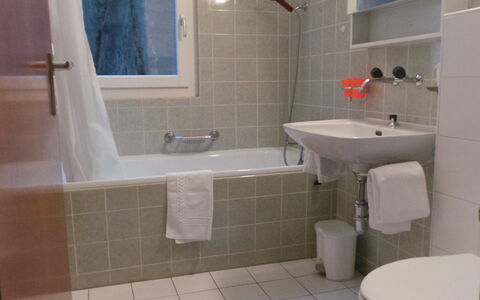 Kondor: Salle De Bains, Propriété, Tuile, Pièce, Mur, Luminaire Plomberie, Sol, Robinet, Évier, Toilette