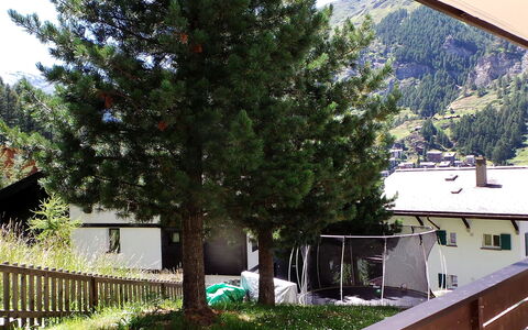 Kondor: Domicile, Maison, Propriété, Arbre, Immobilier, Ciel, Cour, Architecture, Bâtiment, Zone Résidentielle