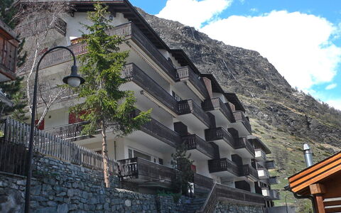 Milihaus a: Mur, Bâtiment, Ville, Architecture, Maison, Montagne, Quartier, Ciel, Arbre, Tourisme