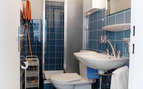 Milihaus a: Salle De Bains, Bleu, Propriété, Pièce, Luminaire Plomberie, Tuile, Toilette, Mur, Jaune, Architecture