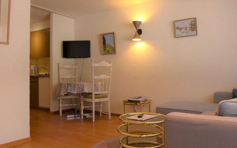 Milihaus a: Cadre, Meubles, Propriété, Confort, Bois, Canapé, Design Intérieur, Jaune, Sol, Sol