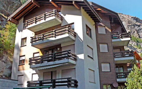 Bodmen a: Bâtiment, Ciel, Fenêtre, Bois, Maison, Arbre, Design Urbain, Zone Résidentielle, Matériel De La Propriété, Immobilier
