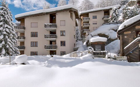 Bodmen a: Ciel, Bâtiment, Neige, Jour, Propriété, Nuage, Fenêtre, Arbre, Plante, Maison