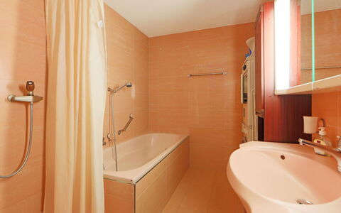 Bodmen a: Marron, Robinet, Luminaire Plomberie, Bâtiment, Baignoire, Propriété, Évier, Salle De Bains, Lavabo