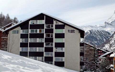 Roc: Ciel, Bâtiment, Neige, Jour, Propriété, Fenêtre, Montagne, Nuage, Pente, Arbre