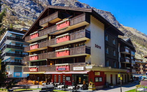 Zermatt 860: Ciel, Bâtiment, Montagne, Fenêtre, Plante, Design Urbain, Condominium, Quartier, Zone Résidentielle