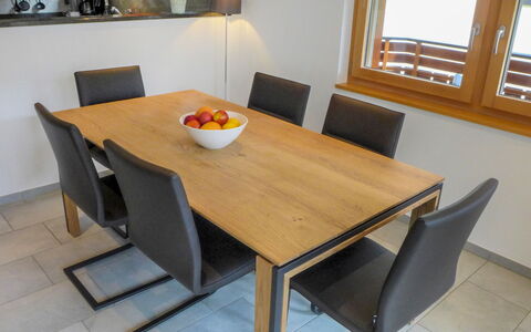 Breithorn: Table, Meubles, Fenêtre, Propriété, Chaise, Vaisselle, Bâtiment, Bois, Table Cuisine Et Salle A Manger, Design Intérieur