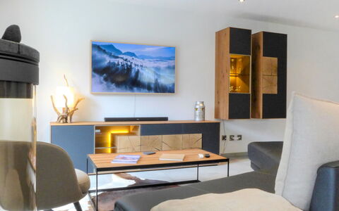 Breithorn: Cadre, Meubles, Propriété, Table, Confort, Bleu Azur, Canapé, Bois, Éclairage, Design Intérieur