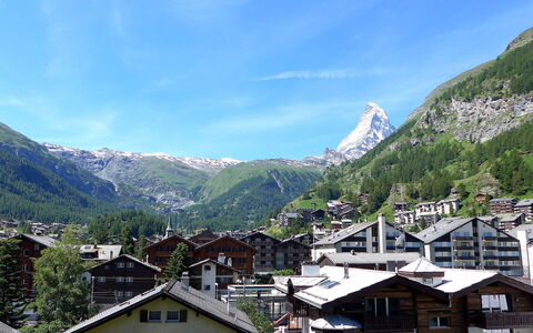 Granit: Montagnes Relief, Montagne, Village De Montagne, Chaîne De Montagnes, Station De Montagne, Ville, Alpes, Ciel, Établissements Humains, Montagnes