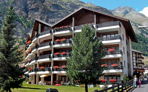 Zermatt 961: Montagne, Plante, Bâtiment, Ciel, Arbre, Maison, Pente, Design Urbain, Paysage Naturel, Zone Résidentielle