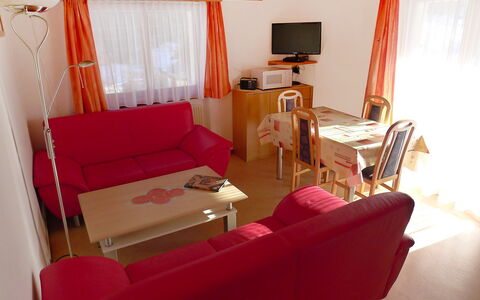 Christl: Pièce, Rouge, Propriété, Meubles, Design Intérieur, Orange, Bâtiment, Salon, Rideau, Maison