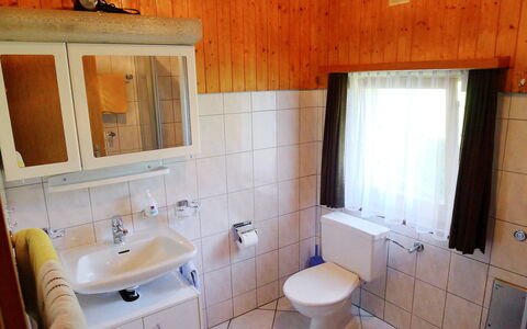 Christl: Salle De Bains, Pièce, Propriété, Évier, Tuile, Sol, Armoire De Toilette, Meubles, Lavabo, Bâtiment