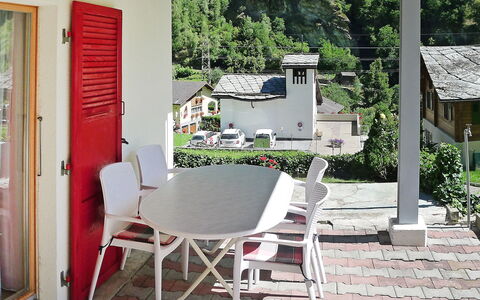 Christl: Propriété, Maison, Pièce, Meubles, Bâtiment, Table, Chaise, Arrière-Cour, Domicile, Cour