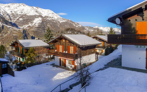 Allegra: Ciel, Neige, Jour, Bâtiment, Fenêtre, Nuage, Montagne, Pente, Maison, Chalet