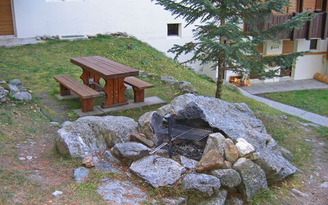 Gentiana (Utoring): Plante, Bâtiment, Fenêtre, Surface De La Route, Table, Arbre, Sol, Biome, Mobilier De Jardin, Porte