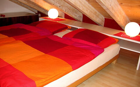 Gentiana (Utoring): Lit, Pièce, Meubles, Chambre, Grenier, Rouge, Propriété, Drap De Lit, Orange, Design Intérieur