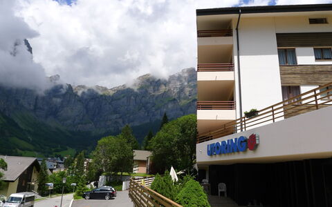 Leukerbad 900: Nuage, Ciel, Plante, Bâtiment, Montagne, Fenêtre, Véhicule, Montagnes, Surface De La Route, Voiture