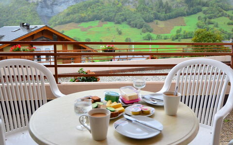 Leukerbad 900: Table, Vaisselle, Meubles, Plante, Aliments, Vaisselle, Montagne, Chaise, La Nature, Vert