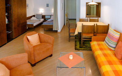 Ringstrasse Apt 126 900.24: Meubles, Propriété, Canapé, Confort, Orange, Salon, Bâtiment, Table, Design Intérieur, Éclairage