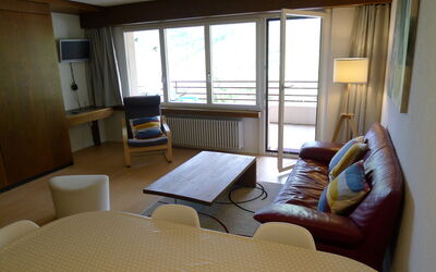 Ringstrasse Apt 121 900.25: Meubles, Table, Canapé, Confort, Rideau, Salon, Chaise, Bois, Bâtiment, Sol