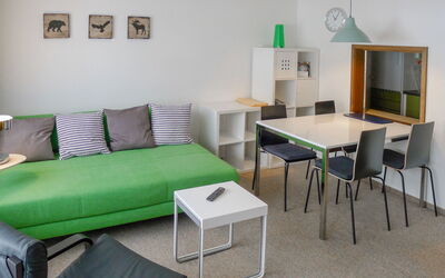 Ringstrasse Apt 125 900.6: Meubles, Table, Canapé, Vert, Bleu Azur, Confort, Salon, Design Intérieur, Architecture, Sol