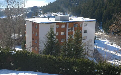 Crans-Montana 105: Bâtiment, Neige, Plante, Ciel, Fenêtre, Montagne, Arbre, Pente, Nuage, Maison