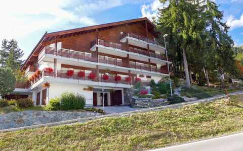 Crans-Montana 120: Nuage, Plante, Ciel, Bâtiment, Fenêtre, Arbre, Lot Terre, Maison, Design Urbain, Zone Résidentielle