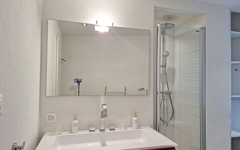Crans-Montana 130: Luminaire Plomberie, Robinet, Évier, Salle De Bains, Bâtiment, Lavabo, Miroir, Rectangle, Design Intérieur