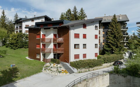 Crans-Montana 130: Bâtiment, Architecture, Maison, Zone Résidentielle, Domicile, Établissements Humains, Mélèze, Cour, Balcon