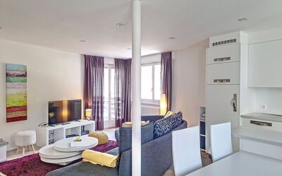 Crans-Montana 130: Propriété, Meubles, Confort, Violet, Éclairage, Design Intérieur, Décoration, Sol, Fenêtre, Cadre De Lit