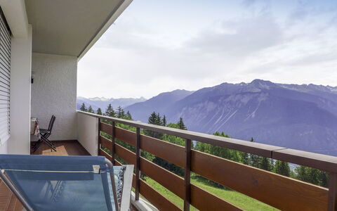 Crans-Montana 155: Ciel, Nuage, Fenêtre, Bois, Bâtiment, Montagne, Clôture, Maison, Arbre, Loisir