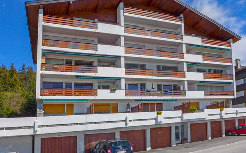Crans-Montana 155: Voiture, Bâtiment, Ciel, Propriété, Véhicule, Nuage, Fenêtre, Roue
