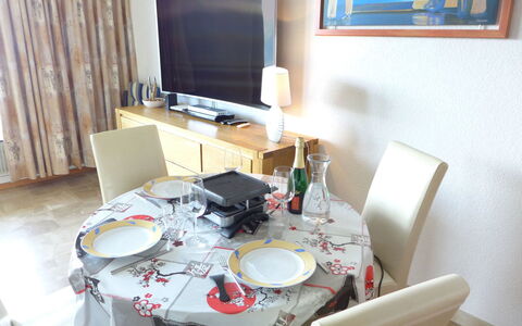 Crans-Montana 155: Pièce, Propriété, Meubles, Design Intérieur, Table, Salle À Manger, Maison, Nappe De Table, Bâtiment, Chaise