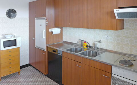 Crans-Montana 155: Pièce, Cabinetry, Propriété, Cuisine, Meubles, Comptoir, Principaux Appliance, Bâtiment, Maison, Design Intérieur