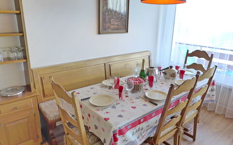 Crans-Montana 155: Pièce, Meubles, Salle À Manger, Propriété, Table, Sol, Design Intérieur, Maison, Nappe De Table, Bâtiment