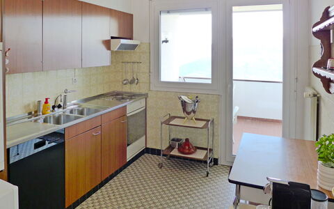 Crans-Montana 155: Evier, Meubles, Évier, Cabinetry, Propriété, Robinet, Comptoir, Chaise, Plante, Luminaire Plomberie