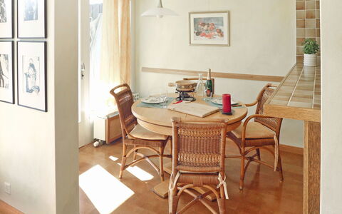 Crans-Montana 180: Pièce, Meubles, Propriété, Salle À Manger, Design Intérieur, Table, Sol, Bâtiment, Maison, Chaise