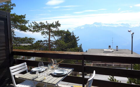 Crans-Montana 260: Ciel, Nuage, Jour, Propriété, Bâtiment, Table, Montagne, Ombre, Éclairage Public, Bois